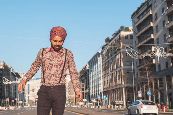 Indien bel homme posant dans un contexte urbain — Photo