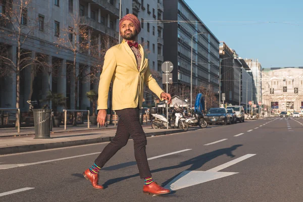 Indischer gutaussehender Mann, der in einem städtischen Kontext geht — Stockfoto