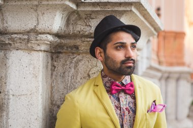 Yakışıklı Hintli bir kentsel bağlamda poz