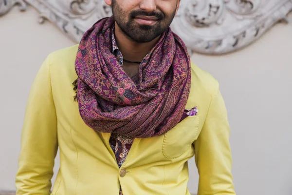 Detail of an Indian handsome man posing in an urban context — Stock Photo, Image