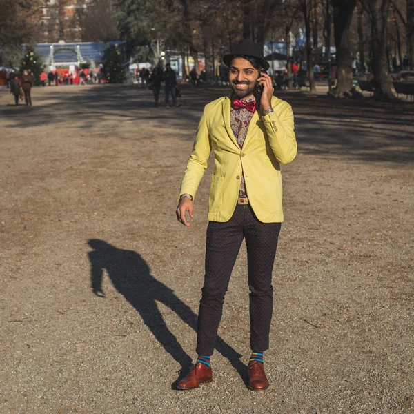 Indien beau homme parlant au téléphone — Photo