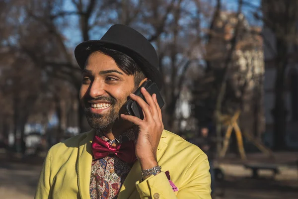 Indiano bello uomo parlando su telefono — Foto Stock