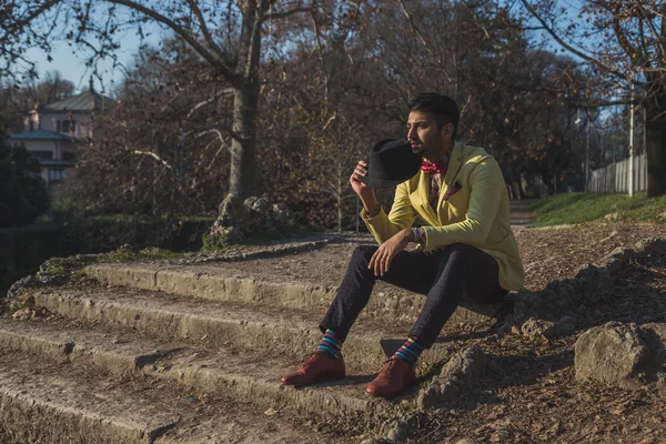 Indiano bello uomo in posa in un contesto urbano — Foto Stock