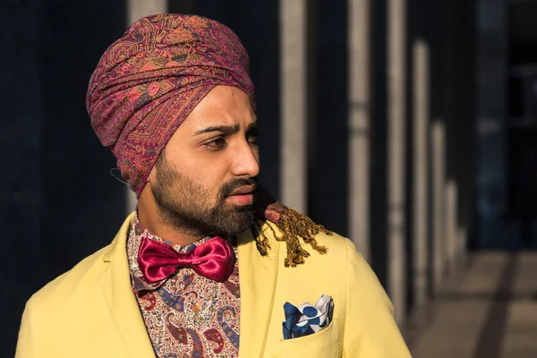 Indian handsome man posing in an urban context — Stock Photo, Image