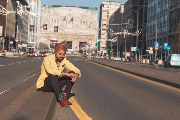 Indiase knappe man poseren in een stedelijke context — Stockfoto