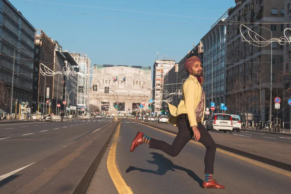 Indiano bello uomo salto in un urbano contesto — Foto Stock