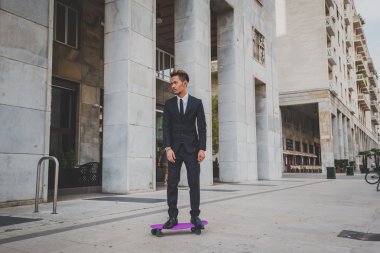 Genç yakışıklı Asya model kaykayıyla poz