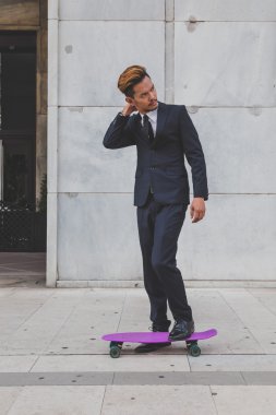 Genç yakışıklı Asya model kaykayıyla poz