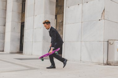 Genç yakışıklı Asya model kaykayıyla poz