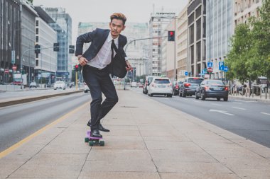 Genç yakışıklı Asya modeli onun kaykay sürme