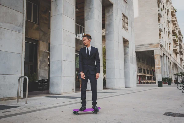 Młody przystojny model azjatycki pozowanie z jego skateboard — Zdjęcie stockowe