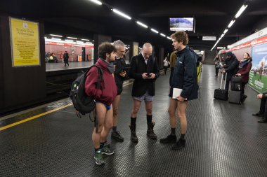 İnsanlar çekici bölüm No pantolon metroya binmek, Milano, İtalya