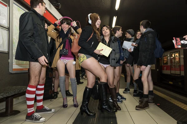 Teilnehmer an der U-Bahn-Fahrt ohne Hosen in Mailand, Italien — Stockfoto