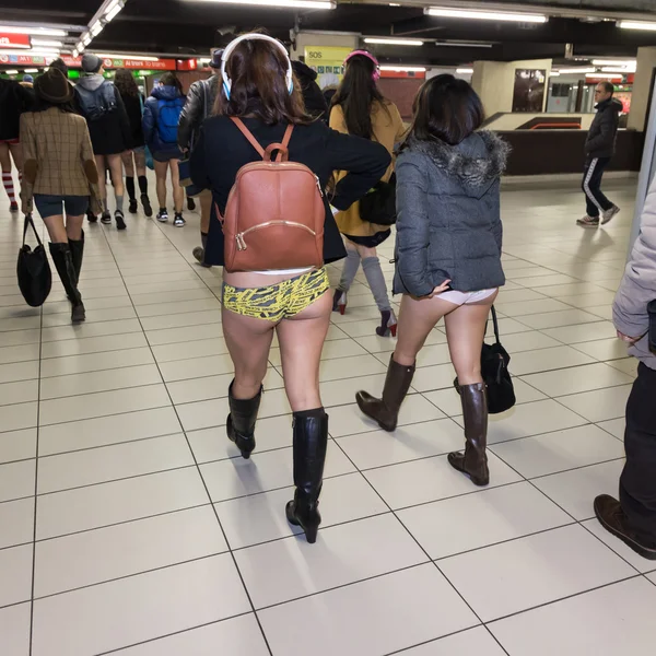 Люди, які беруть участь у ні штани метро їздити в Мілані, Італія — стокове фото