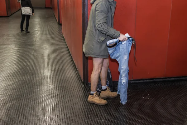 Personas que participan en el No Pants Subway Ride en Milán, Italia —  Fotos de Stock