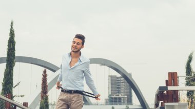 Yakışıklı delikanlı bir kentsel bağlamda poz