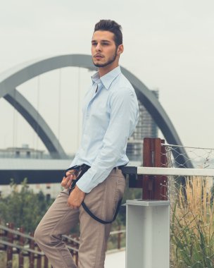 Yakışıklı delikanlı bir kentsel bağlamda poz