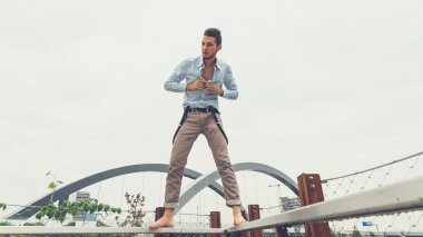 Yakışıklı delikanlı bir kentsel bağlamda poz