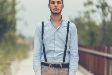 Yakışıklı delikanlı bir kentsel bağlamda poz