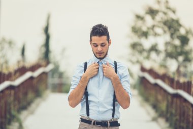 Yakışıklı delikanlı bir kentsel bağlamda poz