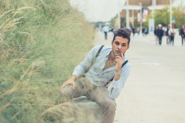 Yakışıklı delikanlı bir kentsel bağlamda poz