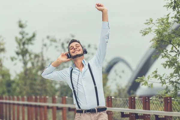 Yakışıklı delikanlı bir kentsel bağlamda müzik dinlemek — Stok fotoğraf