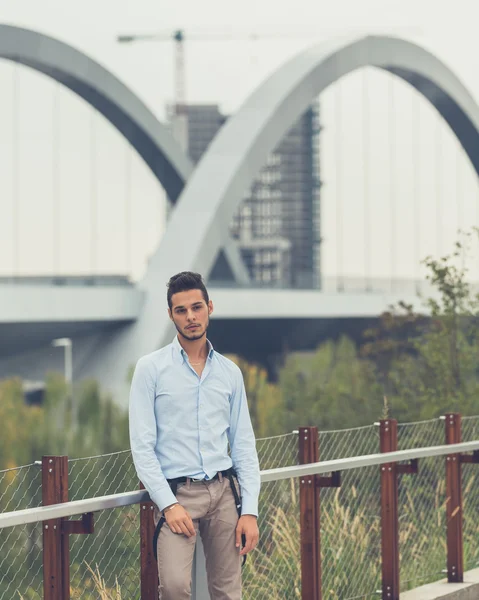 Young handsome man posing in an urban context — Stock Photo, Image