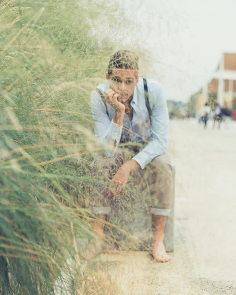 Young handsome man posing in an urban context — Stock Photo, Image