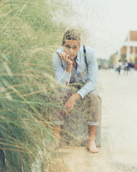 Joven hombre guapo posando en un contexto urbano — Foto de Stock