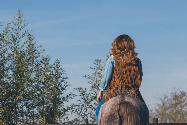 Menina bonita montando seu cavalo cinza — Fotografia de Stock