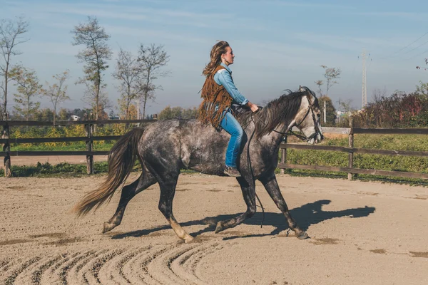 彼女の灰色の馬に乗って可愛い女の子 — ストック写真