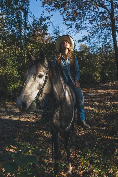 Söt flicka Rider hennes grå häst — Stockfoto