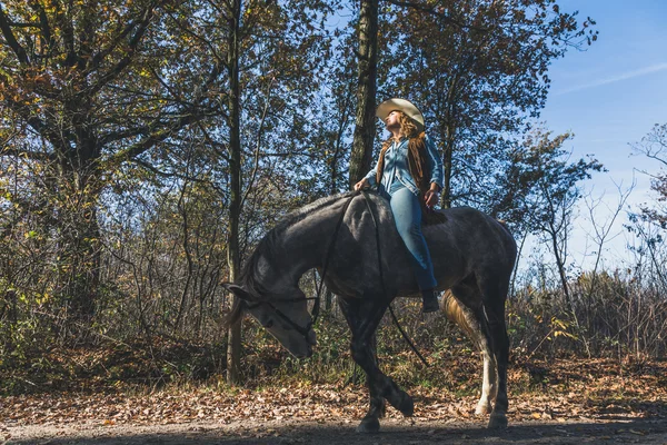 Pretty girl riding her grey horse — Stock Photo, Image