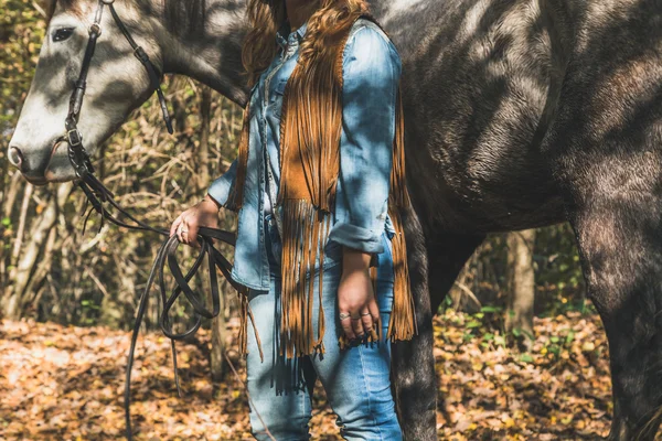 Détail d'une fille debout près de son cheval gris — Photo