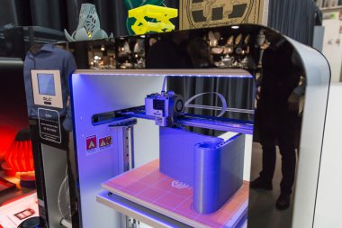 Homi, Milano'da ev Uluslararası Gösteri Merkezi'nde sergilenen 3D printerlere harcama maddeler,