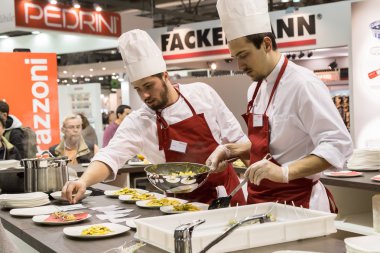 Cook Homi, uluslararası gösteride ev: Milan, İtalya, çalışma