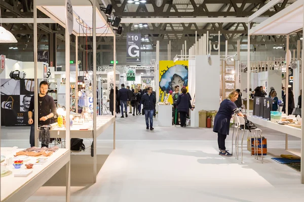 Persone in visita a HOMI, home show internazionale a Milano — Foto Stock