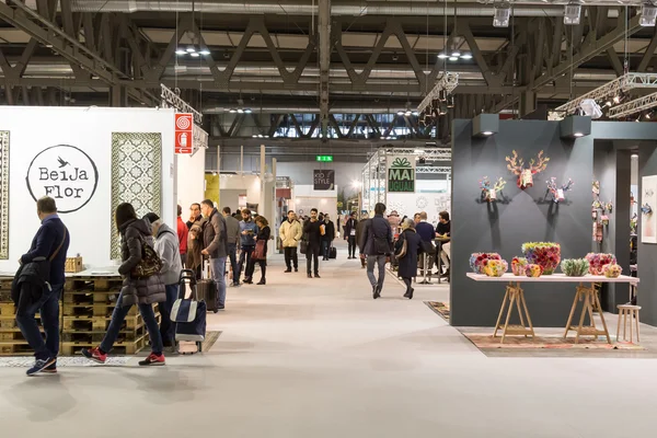 People visiting HOMI, home international show in Milan, Italy — Stock Photo, Image