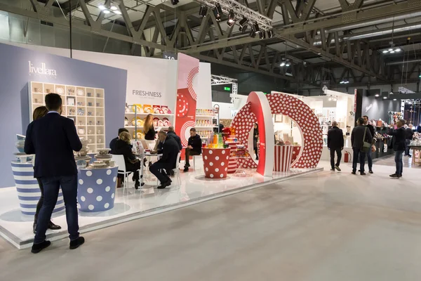 Menschen besuchen homi, home international show in milan, italien — Stockfoto