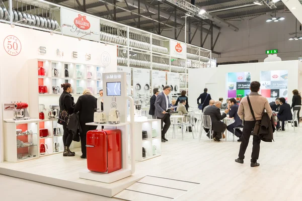 Persone in visita a HOMI, home show internazionale a Milano — Foto Stock