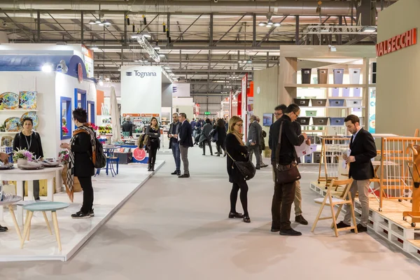 Mensen een bezoek aan homi, huis internationale show in Milaan, Italië — Stockfoto