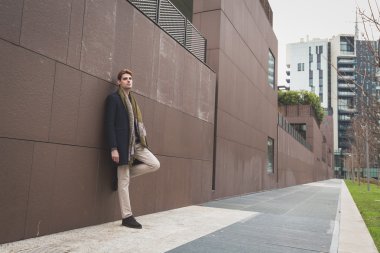 Genç adam şehir sokaklarda poz