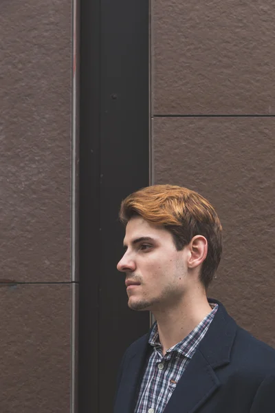 Jovem posando nas ruas da cidade — Fotografia de Stock