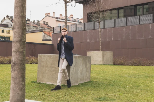 Giovane uomo in posa per le strade della città — Foto Stock