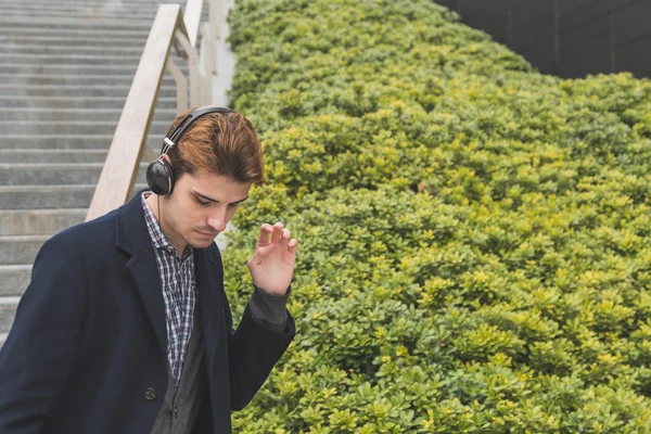 Genç adam, şehir sokaklarda müzik dinlemek — Stok fotoğraf