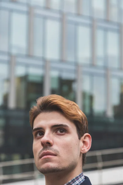 Jovem posando nas ruas da cidade — Fotografia de Stock