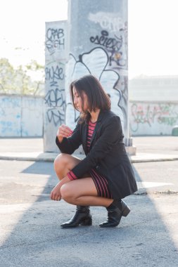 Güzel kız bir kentsel bağlamda poz