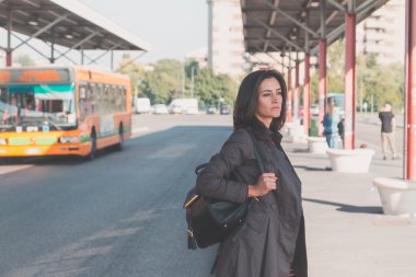 Güzel kız bir kentsel bağlamda poz
