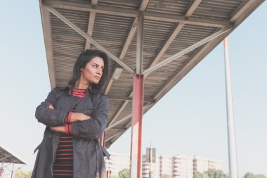 Güzel kız bir kentsel bağlamda poz