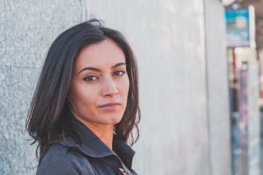 Güzel kız bir kentsel bağlamda poz